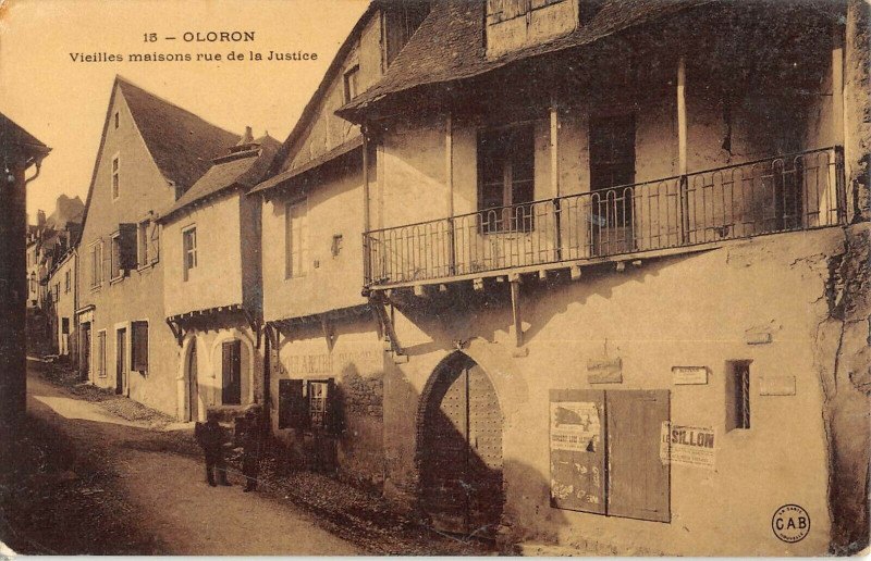 Carte postale ancienne Vieilles maisons rue de la Justice à Oloron-Sainte-Marie