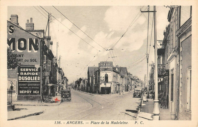 Carte postale ancienne Angers Place De La Madeleine à Angers