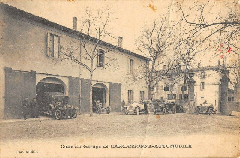 Carte postale ancienne Carcassonne Cour Du Garage De Carcassonne Automobile à Carcassonne
