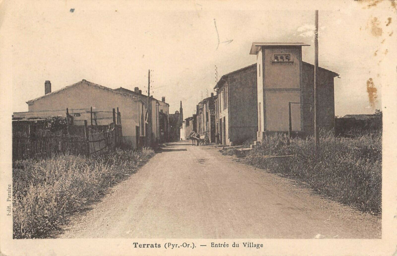 Carte postale ancienne Terrats Entree Du Village à Err