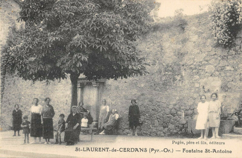 Carte postale ancienne Saint Laurent De Cerdans Fontaine Saint Antoine à Saint-Laurent-de-Cerdans