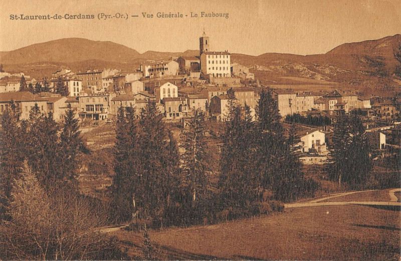 Carte postale ancienne Saint Laurent De Cerdans Vue Generale Le Faubourg (cliché rare à Saint-Laurent-de-Cerdans