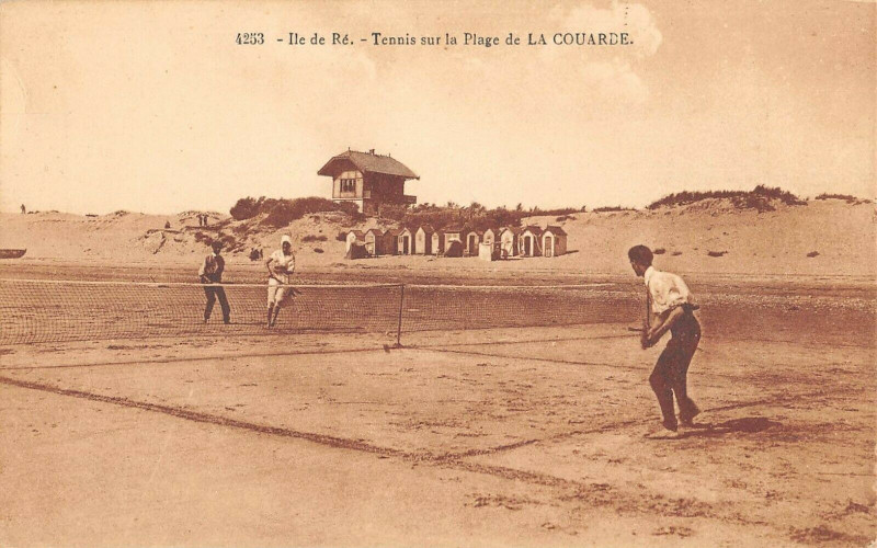 Carte postale ancienne Ile De Re Tennis Sur La Plage De La Couarde