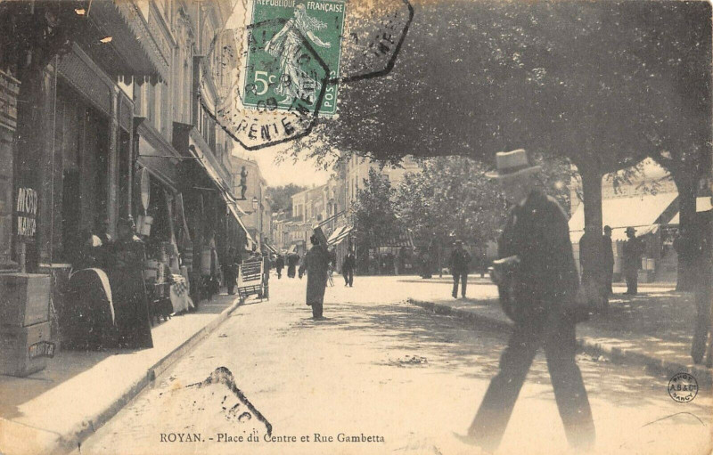 Carte postale ancienne Royan Place Du Centre Et Rue Gambetta à Royan