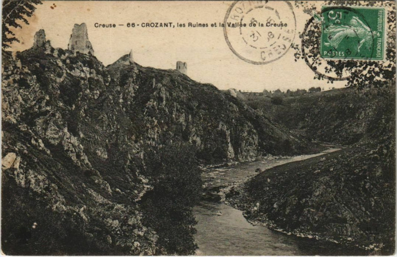 Carte postale ancienne Crozant Les Ruines et la Vallee de la Creuse à Crozant