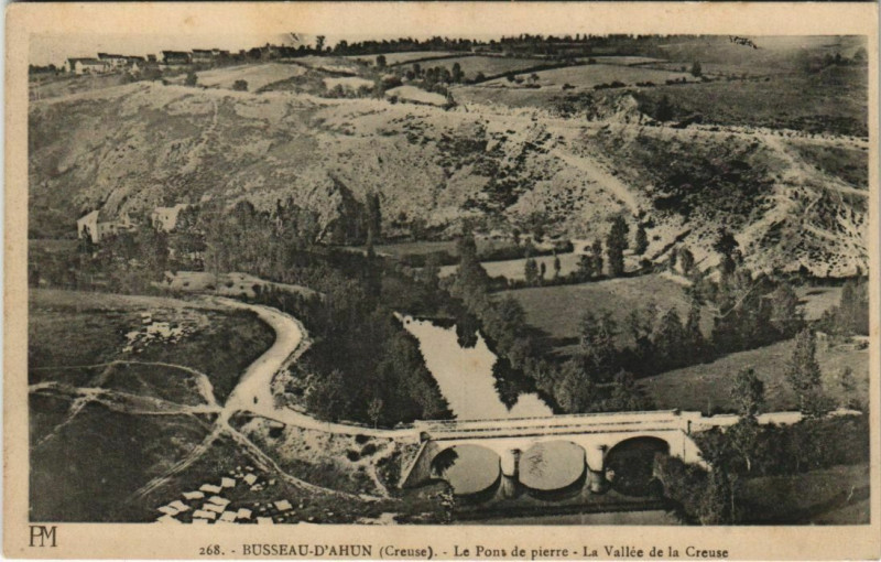 Carte postale ancienne Busseau-d'Ahun Le Pont de Pierre - La Vallee de la Creuse à Ahun