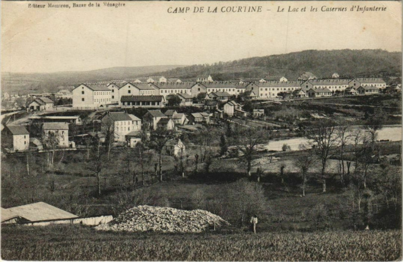 Carte postale ancienne La Courtine Camp - Le Lac les Casernes d'Infanterie à La Courtine
