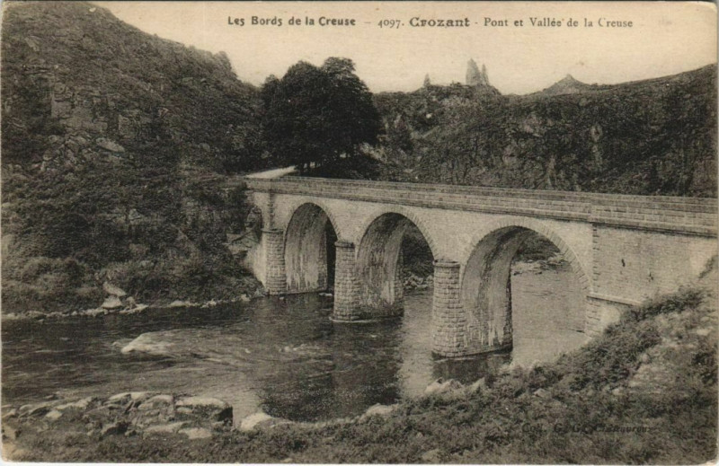 Carte postale ancienne Crozant Pont et Vallee de la Creuse à Crozant