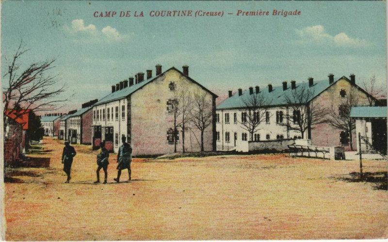 Carte postale ancienne La Courtine Camp de La Courtine - Premiere Brigade à La Courtine