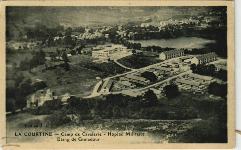 Carte postale ancienne La Courtine Camp de Cavalerie - Hopital Militaire à La Courtine