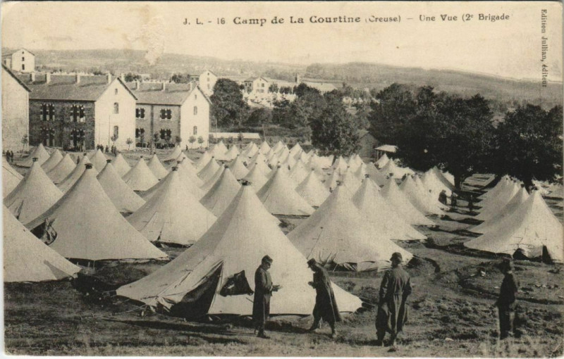 Carte postale ancienne La Courtine Camp de La Courtine - Une Vue - 2e Brigade à La Courtine