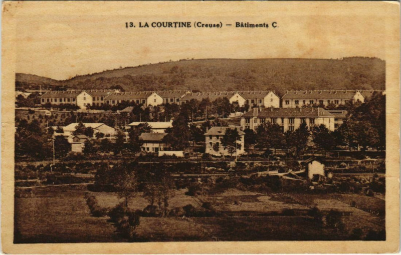 Carte postale ancienne La Courtine Batiments C à La Courtine
