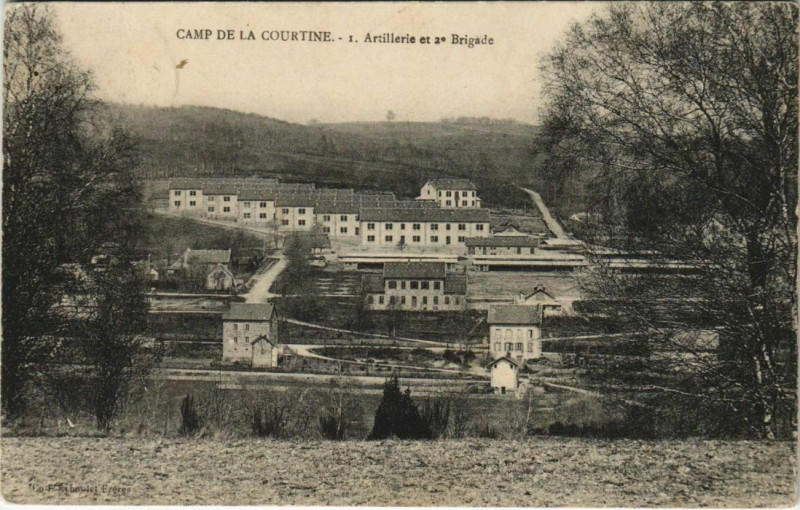Carte postale ancienne La Courtine Camp de La Courtine - Artillerie et 2e Brigade à La Courtine