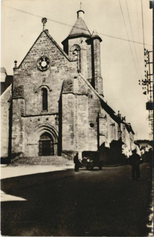Carte postale ancienne Bourganeuf L'Eglise Saint-Jean à Bourganeuf