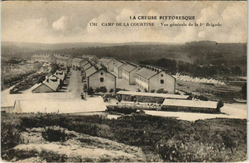 Carte postale ancienne La Courtine Camp de La Courtine - Vue Generale de la 1re Brigade à La Courtine