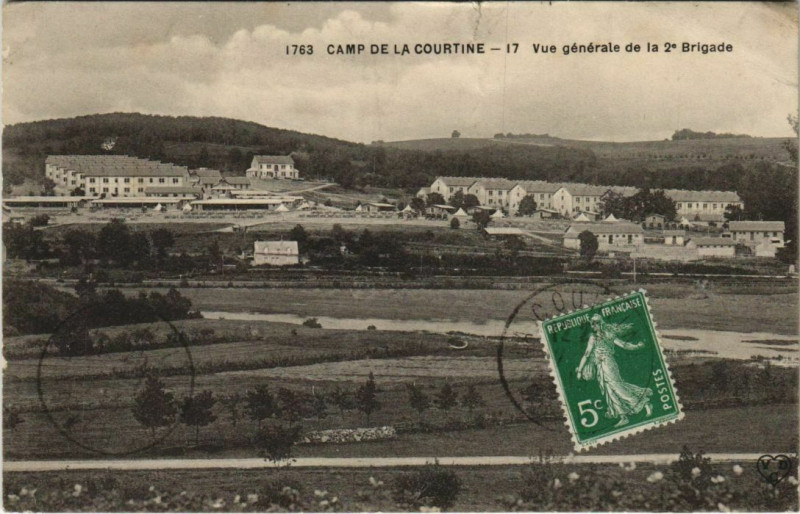 Carte postale ancienne La Courtine Camp de La Courtine - Vue Generale de la 1re Brigade à La Courtine