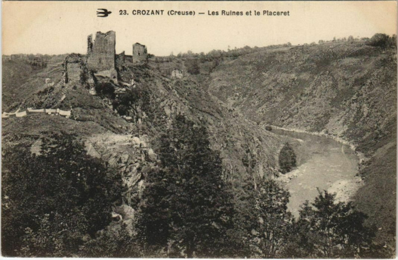 Carte postale ancienne Crozant Les Ruines et le Placeret à Crozant