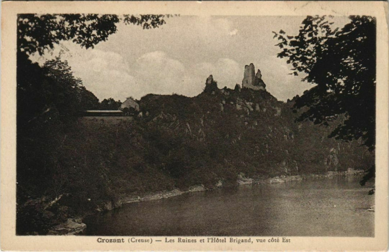 Carte postale ancienne Crozant Les Ruines et l'Hotel Brigand - Vue Cote Est à Crozant
