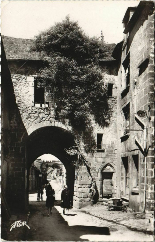 Carte postale ancienne La Souterraine Porte du Puy Charraud à La Souterraine