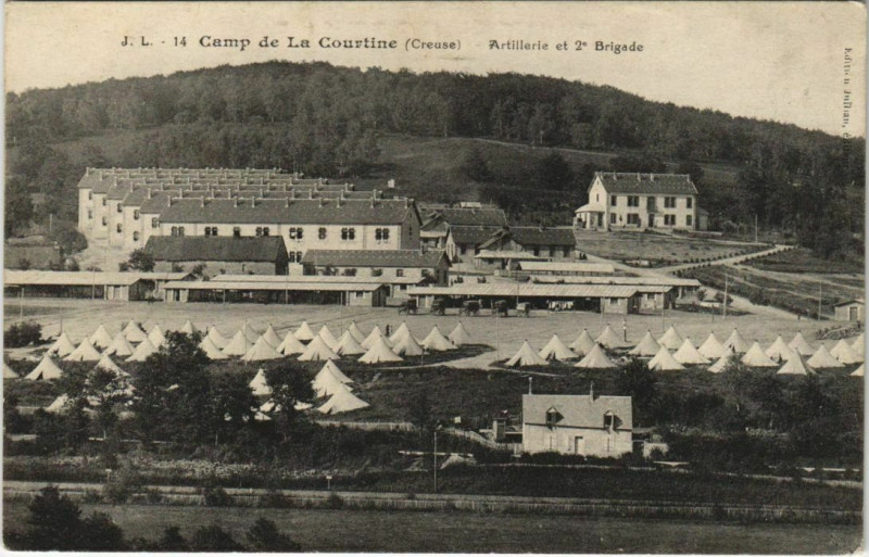 Carte postale ancienne La Courtine Camp de La Courtine - Artillerie et 2e Brigade à La Courtine