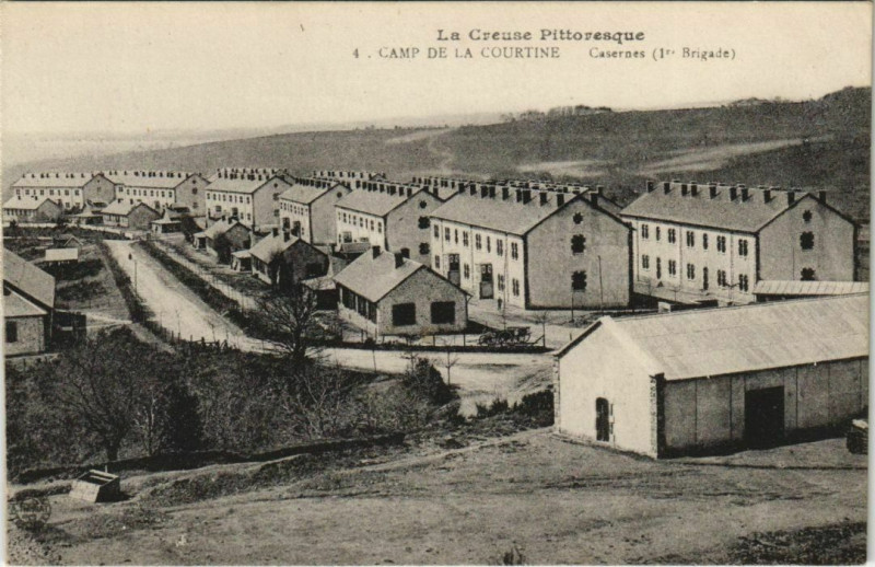 Carte postale ancienne La Courtine Camp de La Courtine - Casernes - 1re Brigade à La Courtine