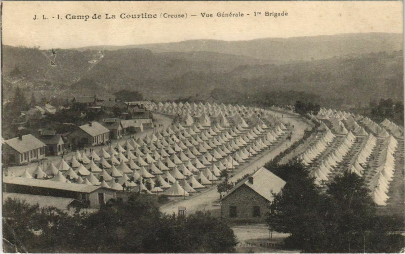 Carte postale ancienne La Courtine Camp de La Courtine - Vue Generale - 1re Brigade à La Courtine
