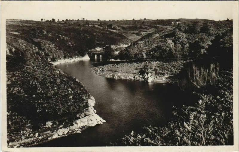 Carte postale ancienne Crozant La Creuse et la Vallee - Vue en Amont à Crozant