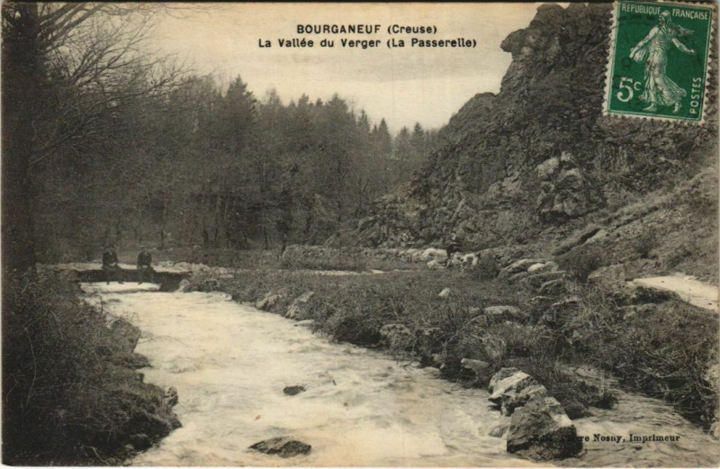 Carte postale ancienne Bourganeuf La Vallee du Verger - La Passarelle à Bourganeuf