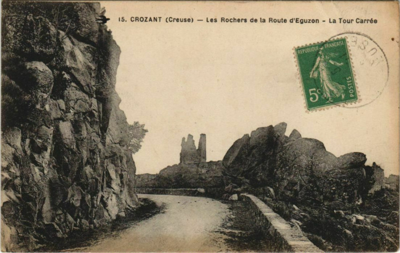 Carte postale ancienne Crozant Les Rochers de la Route d'Eguzon - La Tour Carree à Crozant