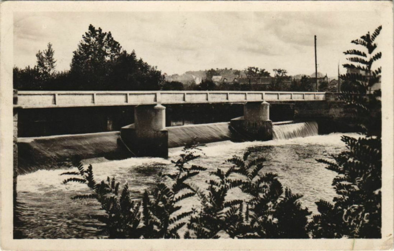 Carte postale ancienne Brive Passerelle sur la Correze