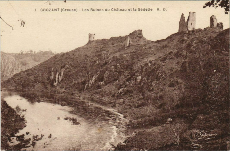 Carte postale ancienne Crozant Les Ruines du Chateau et la Sedelle à Crozant