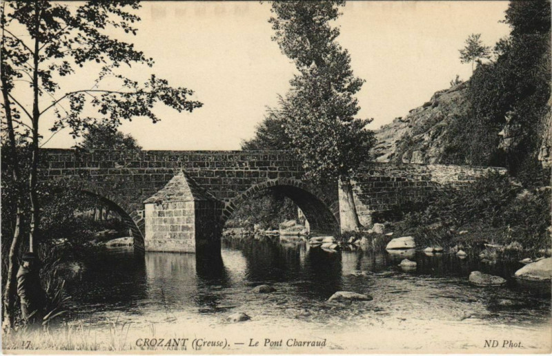 Carte postale ancienne Crozant Le Pont Charraud à Crozant