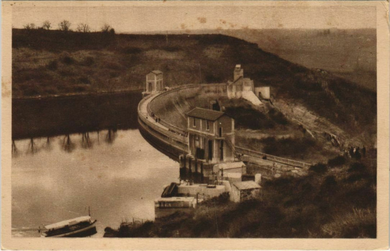 Carte postale ancienne Barrage et Lac d'Eguzon - Arrivee de la Vedette Automobile