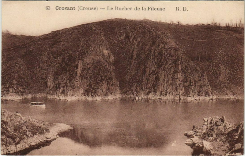 Carte postale ancienne Crozant Le Rocher de la Fileuse à Crozant