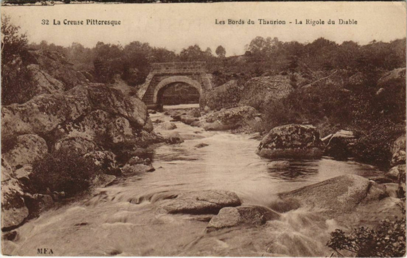 Carte postale ancienne Les Bords du Thaurion - La Rigole du Diable