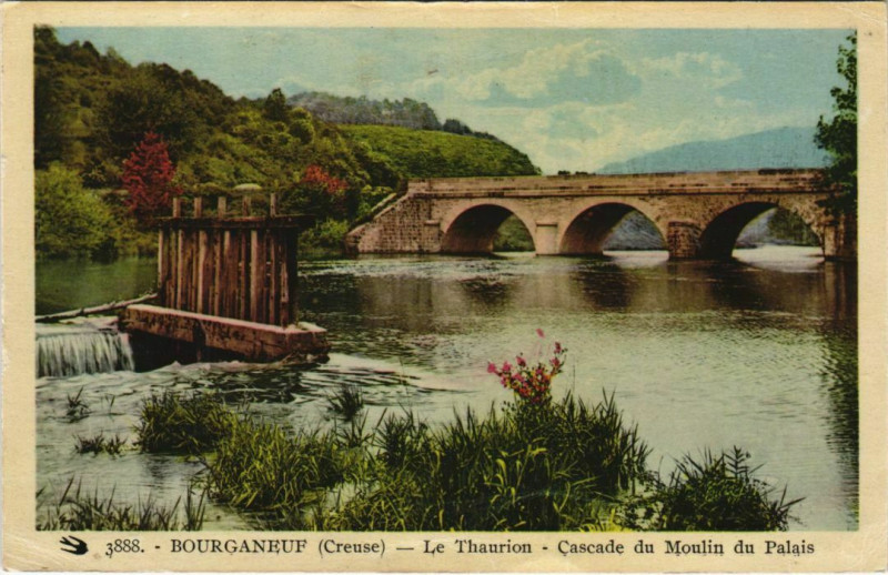 Carte postale ancienne Bourganeuf Le Thaurion - Cascade du Moulin du Palais à Bourganeuf