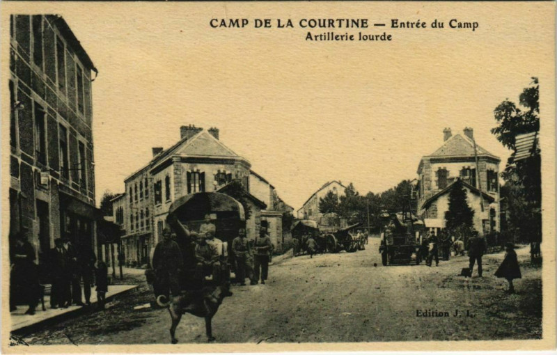 Carte postale ancienne La Courtine Entree du Camp - Artillerie Lourde à La Courtine