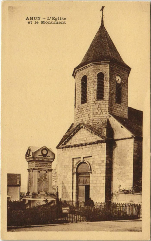 Carte postale ancienne Ahun L'Eglise et le Monument à Ahun