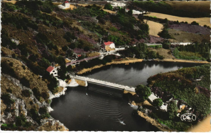Carte postale ancienne Crozant Le Pont Neuf sur la Creuse - Vue Aerienne à Crozant