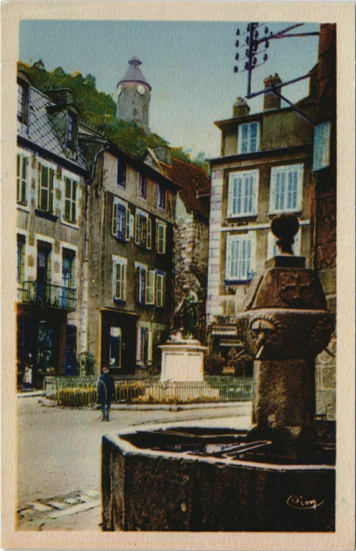 Carte postale ancienne Aubusson La Place du Monument et l'Horloge à Aubusson