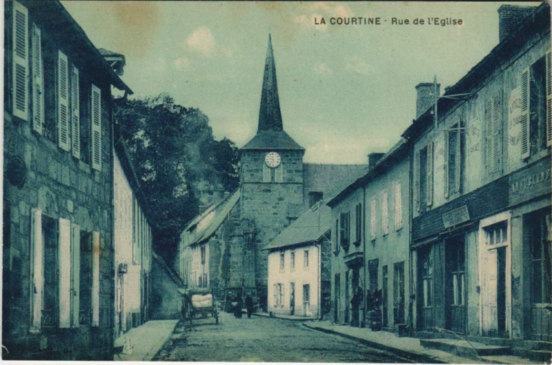 Carte postale ancienne La Courtine Rue de l'Eglise à La Courtine