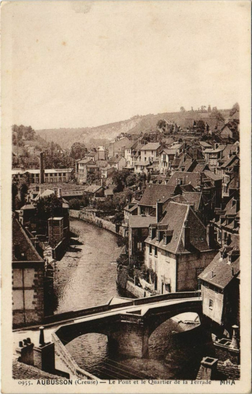 Carte postale ancienne Aubusson Le Pont et le Quartier de la Terrade à Aubusson