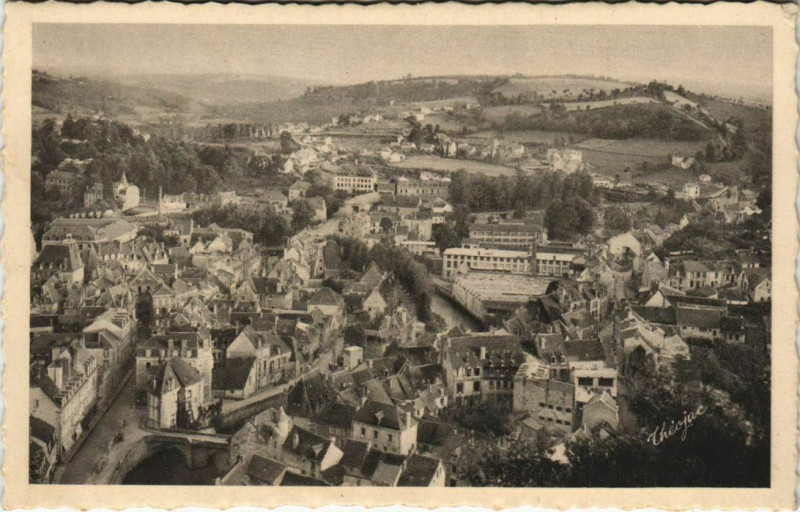 Carte postale ancienne Aubusson La Ville et le Rocher des Granges à Aubusson