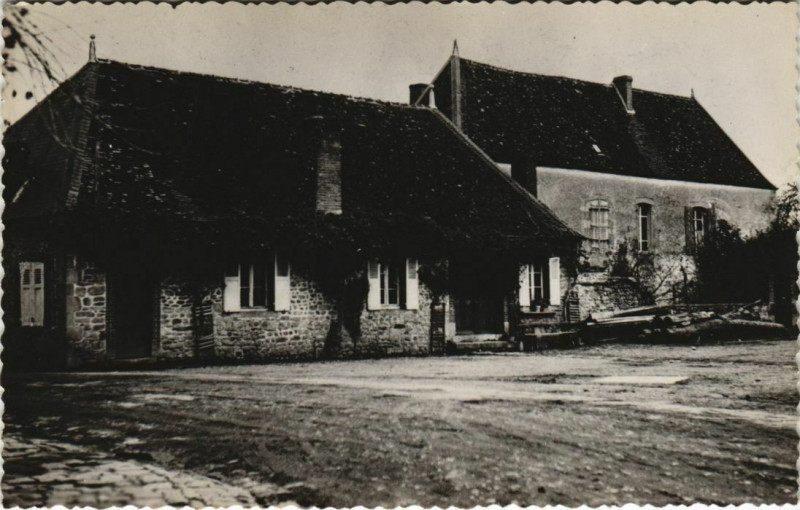 Carte postale ancienne Lourdoueix-Saint-Pierre La Place à Lourdoueix-Saint-Pierre