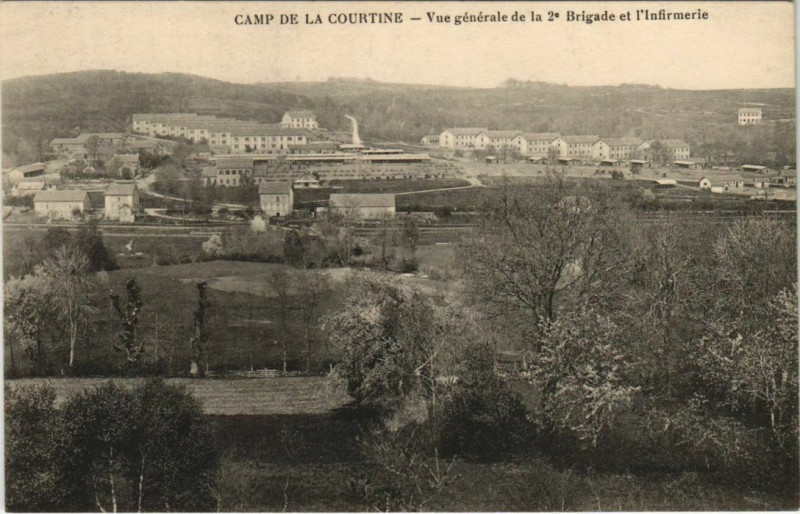 Carte postale ancienne La Courtine Camp - Vue Generale de la 2e Brigade et l'Infirmerie à La Courtine