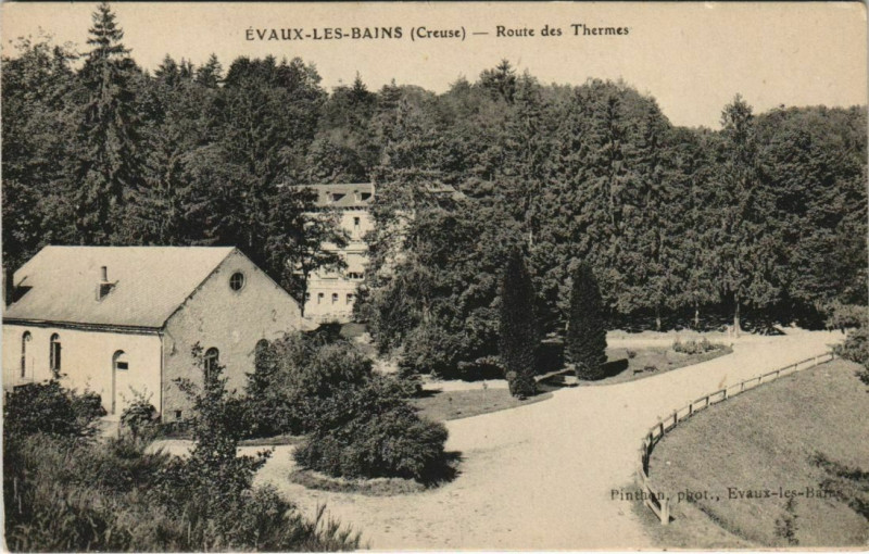Carte postale ancienne Evaux-les-Bains Route des Thermes