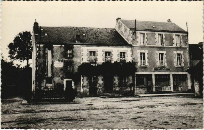 Carte postale ancienne Lourdoueix-Saint-Pierre La Place et le Monument à Lourdoueix-Saint-Pierre