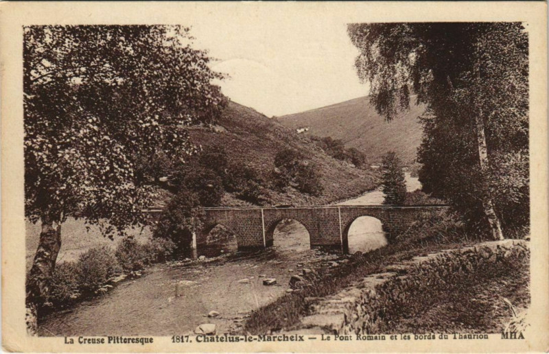 Carte postale ancienne Chatelus-le-Marcheix Le Pont Romain et les Bords du Thaurion