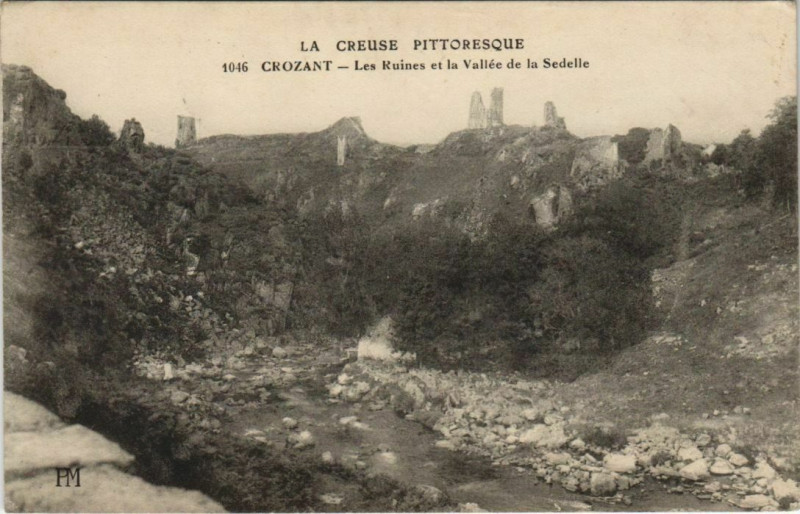 Carte postale ancienne Crozant Les Ruines et la Vallee de la Sedelle à Crozant