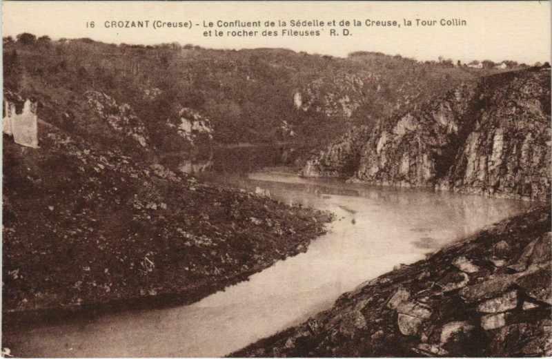 Carte postale ancienne Crozant Le Confluent de la Sedelle et de la Creuse - Tour Colin à Crozant